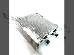 De RRU3959 is een externe radio-eenheid die gevoed wordt door een stroomkast.